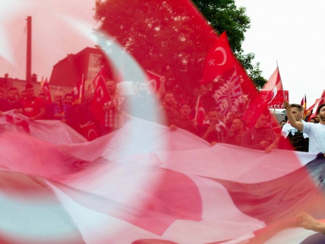 Οι Τούρκοι διαδηλώνουν στην Γερμανία υπέρ του Ερντογάν. Κολωνία, 31/7/2016.