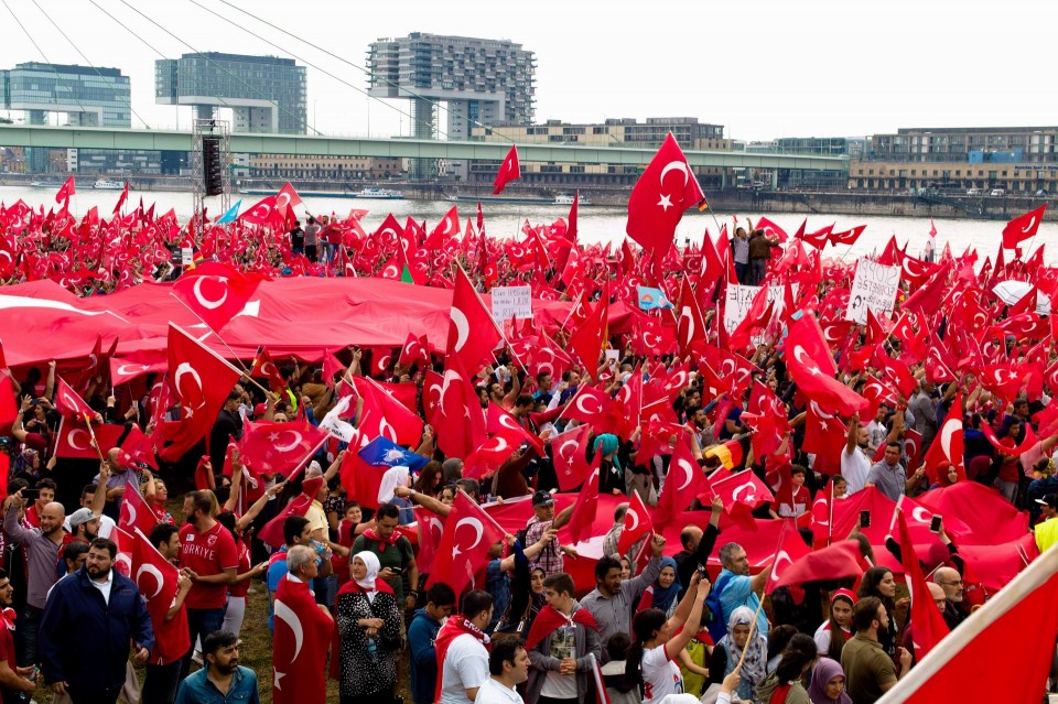 Μεγάλη διαδήλωση των Τούρκων της Γερμανίας υπέρ της δημοκρατίας και του καθεστώτος του Ερντογάν. Κολωνία, Κυριακή 31 Ιουλίου 2016