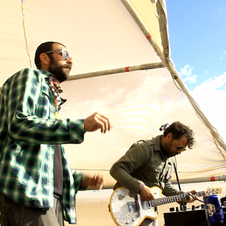 Λίγες ώρες πριν το παρθενικό ταξίδι του Οdyssia Festival ο Πέτρος και ο Βασίλης μας ανεβάζουν στη βάρκα τους