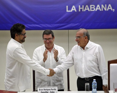 Κούβα: Ιστορική συμφωνία μεταξύ της κυβέρνησης της Κολομβίας και των ανταρτών FARC