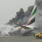 Αεροσκάφος της Emirates τυλίχθηκε στις φλόγες, ενώ προσγειωνόταν στο αεροδρόμιο του Ντουμπάι