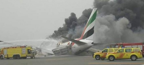 Αεροσκάφος της Emirates τυλίχθηκε στις φλόγες, ενώ προσγειωνόταν στο αεροδρόμιο του Ντουμπάι