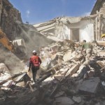 Αφρικανοί πρόσφυγες σπεύδουν στη σεισμόπληκτη περιοχή για να βοηθήσουν τους επιζώντες