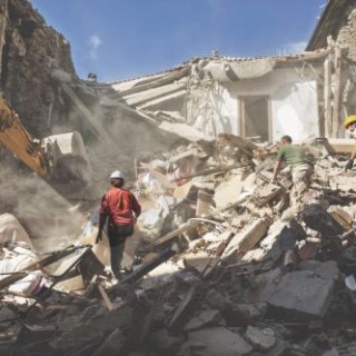 Αφρικανοί πρόσφυγες σπεύδουν στη σεισμόπληκτη περιοχή για να βοηθήσουν τους επιζώντες