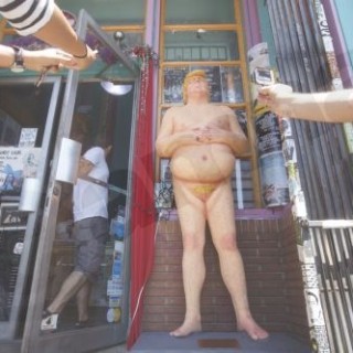 Ο «γυμνός» Τραμπ στους δρόμους της Αμερικής