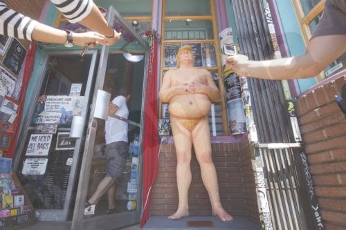 Ένα άγαλμα με γυμνό τον Ντόναλντ Τραμπ τραβάει την προσοχή των περαστικών στο Λος Άντζελες των ΗΠΑ. 