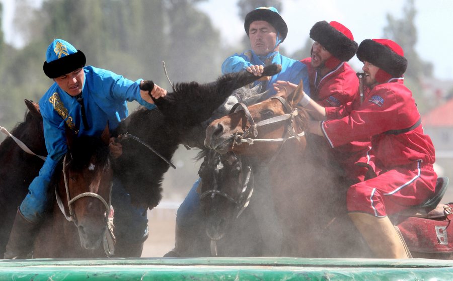 Ιππείς συμμετέχουν στο παραδοσιακό άθλημα της Κεντρικής Ασίας, το Κοκ-Μπόρου, ή αλλιώς το «τράβηγμα της κατσίκας». Ένας διαγωνισμός που πραγματοποιείται ως μέρος των 2ων Παγκόσμιων Αγώνων Νομάδων σε μία λίμνη στην Τσόλπον-Άτα, του Κιρζιγιστάν. Ομάδες από το Αζερμπαϊτζάν, το Καζακστάν, τη Μογκολία και το Τατζικιστάν αγωνίζονται σε διάφορα αθλήματα κατά την διάρκεια της πολιτιστικής εκδήλωσης, 3-8 Σεπτεμβρίου. PHOTO: IGOR KOVALENKO