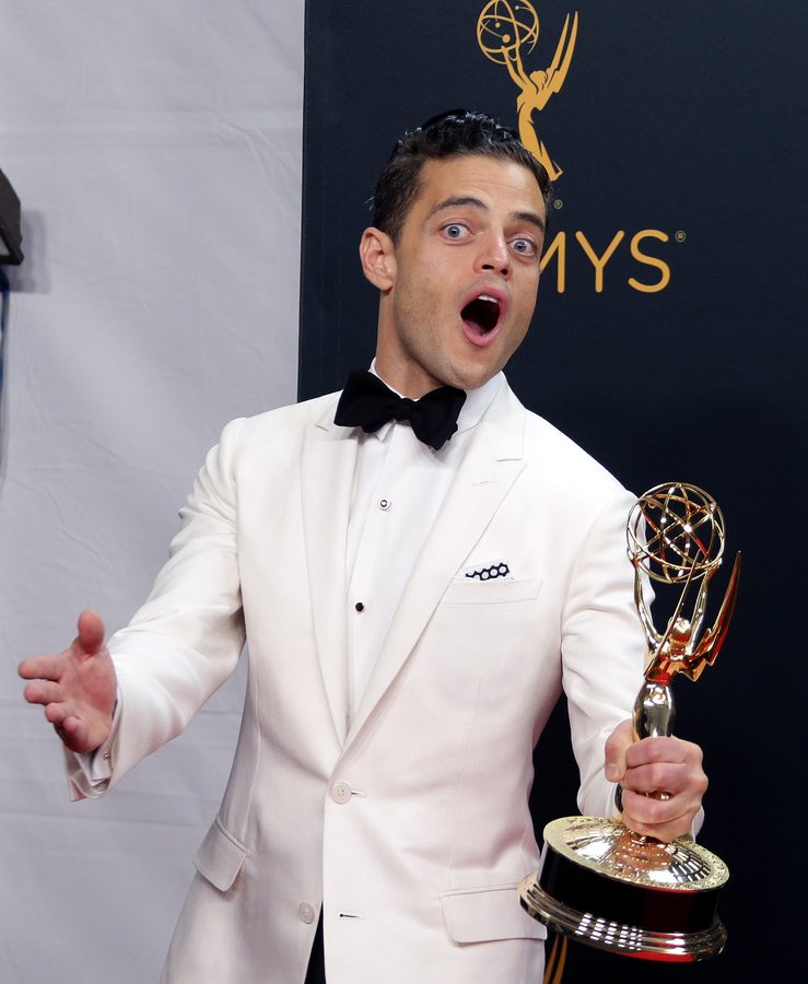 O Rami Malek, κέρδισε το βραβείο Outstanding Lead Actor σε δραματική σειρά για το 'Mr. Robot' και ποζάρει κατά την διάρκεια των 68ων Ετήσιων Βραβείων Emmy στο Microsoft Theater του Λος Άντζελες, Καλιφόρνια. PHOTO: MIKE NELSON