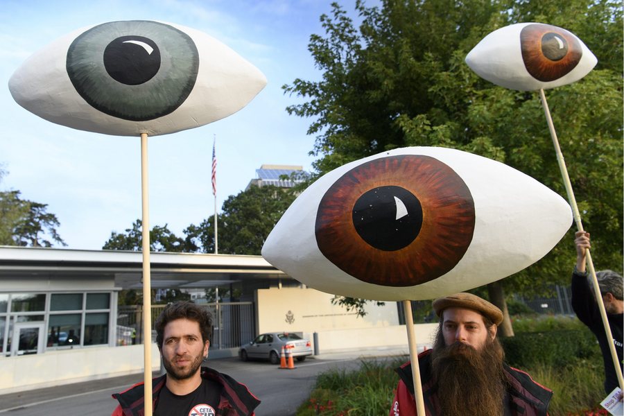 Γιγαντιαία μάτια υψώνουν οι ακτιβιστές της Greenpeace που διαδηλώνουν μπροστά στην αντιπροσωπεία των ΗΠΑ στον ΟΗΕ για την Συμφωνία για το Εμπόριο Υπηρεσιών (TiSA) στη Γενεύη, Ελβετία.  PHOTO: AURENT GILLIERON