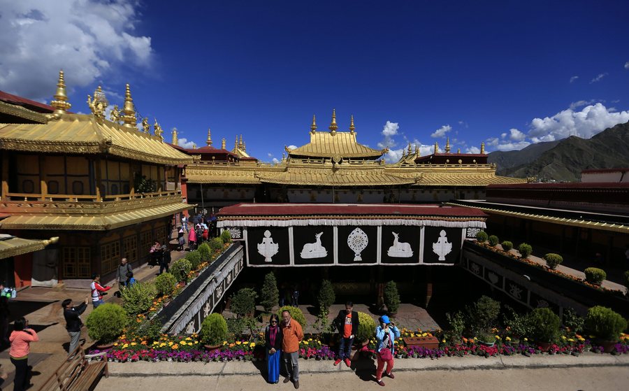 Τουρίστες ποζάρουν για φωτογραφίες στο Ναό Jokhang αργά το απόγευμα στη Λάσα, την Αυτόνομη Περιφέρεια του Θιβέτ στην Κίνα.  PHOTO: HOW HWEE YOUNG