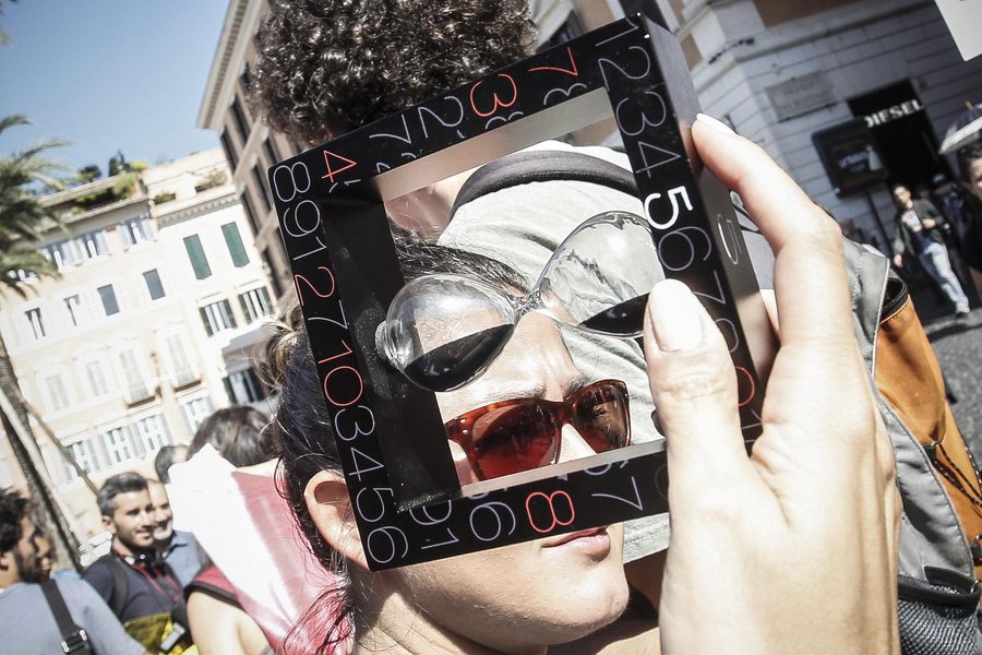 Διαμαρτυρίες κατά της Ημέρας Γονιμότητας έξω από το Κογκρέσο της Ρώμης.   PHOTO: GIUSEPPE LAMI