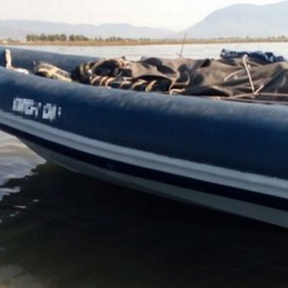 Μεσολόγγι: Περισσότερα από 900 κιλά χασίς βρέθηκαν στο εγκαταλελειμμένο φουσκωτό σκάφος στις εκβολές του ποταμού Ευήνου