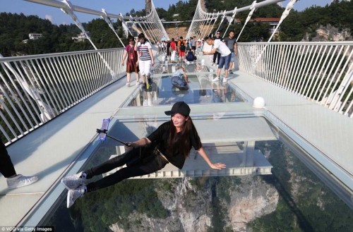Κίνα: Η υψηλότερη γυάλινη γέφυρα στον κόσμο ανοίγει και πάλι για τους επισκέπτες