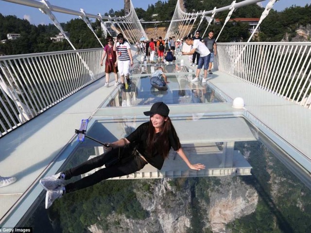 Κίνα: Η υψηλότερη γυάλινη γέφυρα στον κόσμο ανοίγει και πάλι για τους επισκέπτες