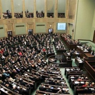 Πολωνία: Το συντηρητικό κοινοβούλιο έκανε το πρώτο βήμα για την πλήρη απαγόρευση της άμβλωσης