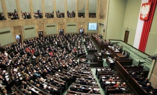 Πολωνία: Το συντηρητικό κοινοβούλιο έκανε το πρώτο βήμα για την πλήρη απαγόρευση της άμβλωσης