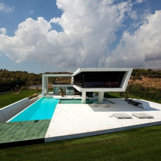 Μια φουτουριστική κατοικία στο Ντράφι που μοιάζει σα να πετά