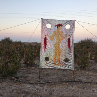 Δεκαπέντε εικαστικοί καλλιτέχνες εμπνέονται και δημιουργούν το δικό τους «σκιάχτρο» στη Σαντορίνη