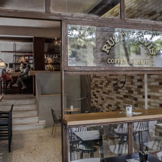 Στο Rusty Elvis θα πιείτε Love me tender υπό το βλέμμα του «βασιλιά»