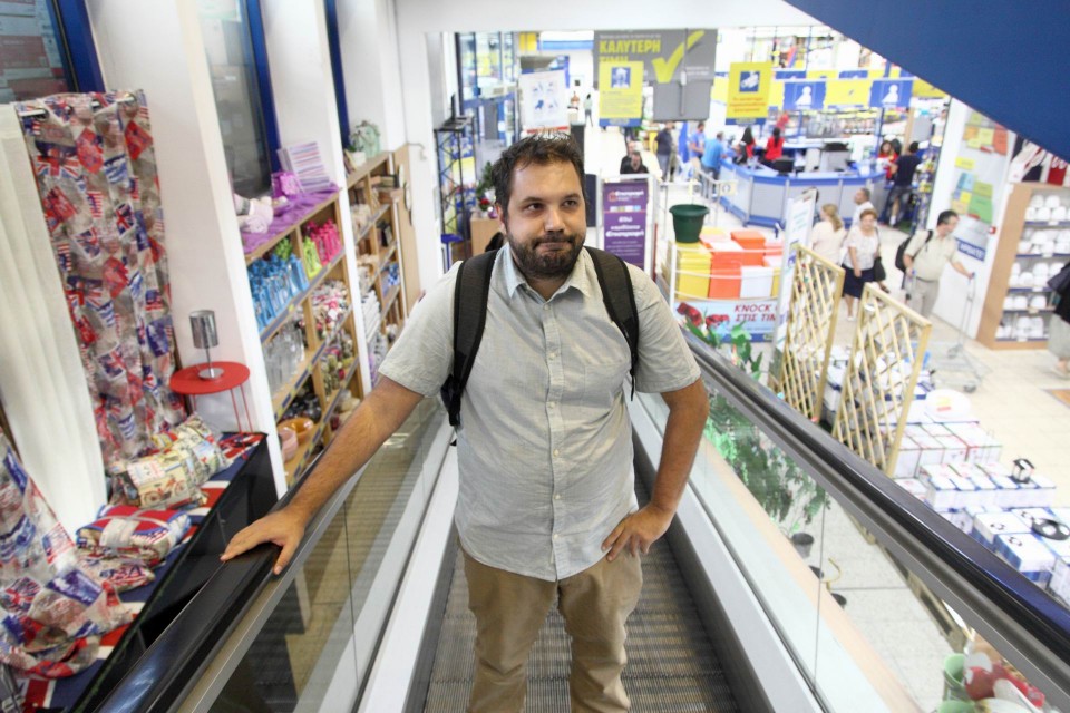 Ξεκινά το ταξίδι στον δεύτερο όροφο. 