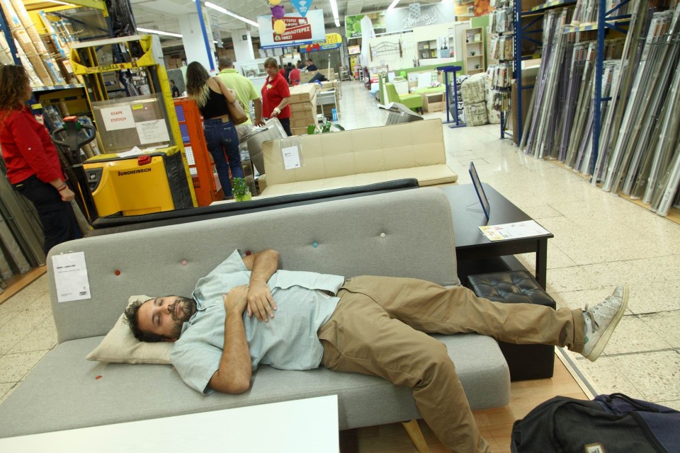 Το κλασικό κρεβάτι-καναπές που συναντάμε σε όλα τα φοιτητικά σπίτια που σέβονται τον εαυτό τους. 