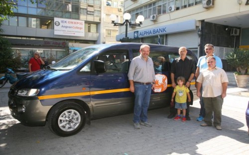 Ένα σύγχρονο αυτοκίνητο για τη μεταφορά παιδιών με αναπηρία, παρέλαβε ο δήμαρχος Πειραιά Γιάννης Μώραλης