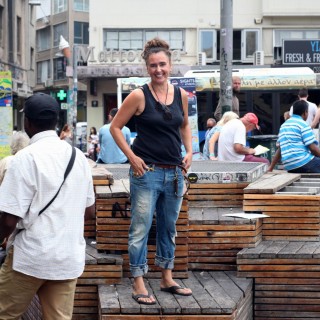 Η Mikala Valeur κατασκευάζει ξυλόγλυπτα εμπνευσμένη από τις δεισιδαιμονίες της Ελλάδας και της Δανίας