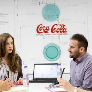 «Συγχαρητήρια! Είσαι ένας από τους επιτυχόντες. Καλωσήρθες στην οικογένεια της Coca-Cola Tρία Έψιλον!»