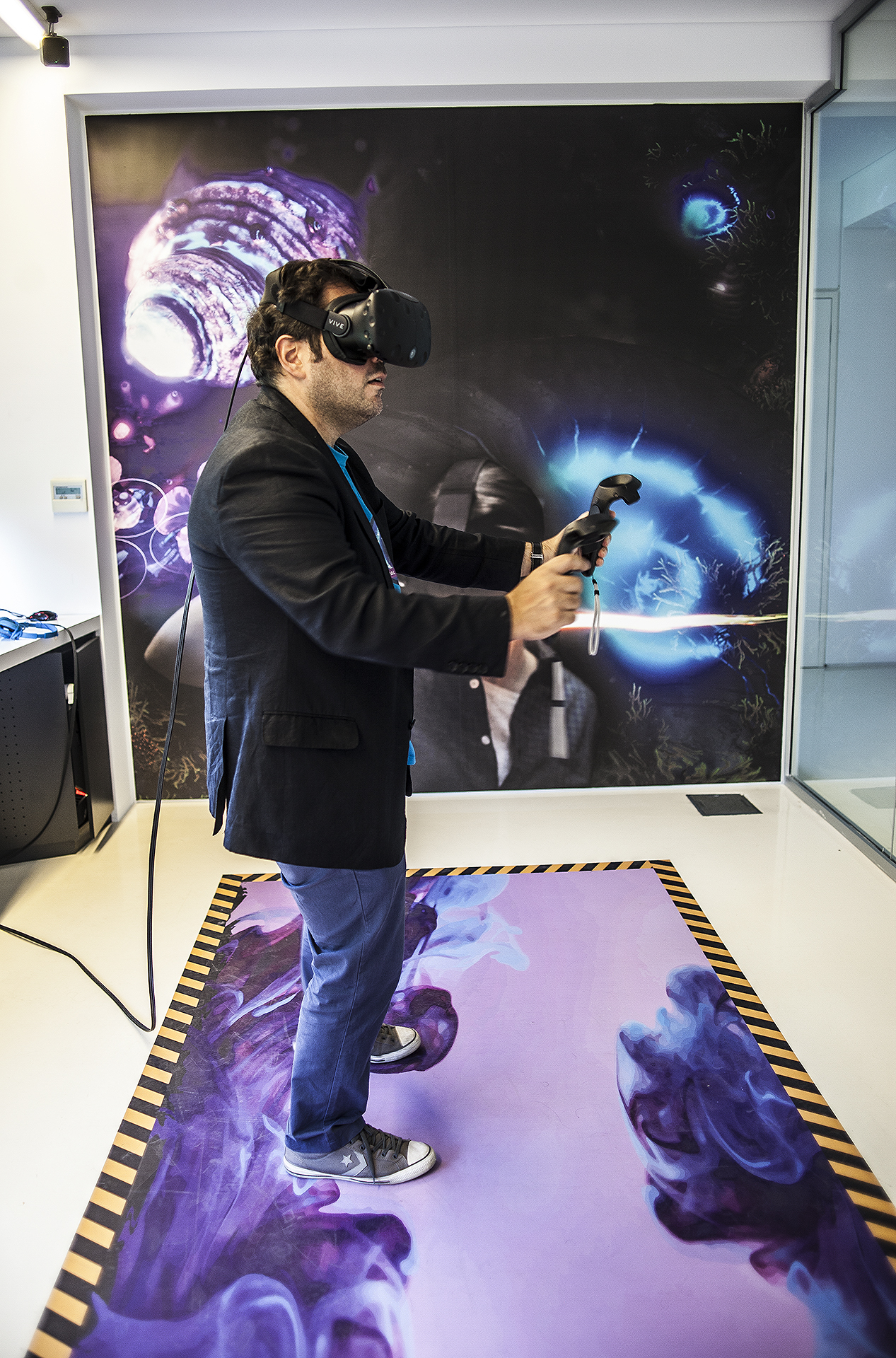 Ο κ. Γιάννης Παρχαρίδης, ένας από τους δύο ιδιοκτήτες του The VR Project, ενώ βιώνει τον κόσμο της εικονικής πραγματικότητας. 