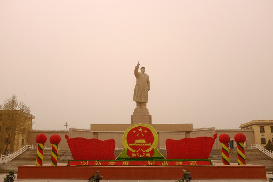 Το μεγάλο άγαλμα του Τιμονιέρη Μάο δεσπόζει στην κεντρική λεωφόρο του Κάσγκαρ.