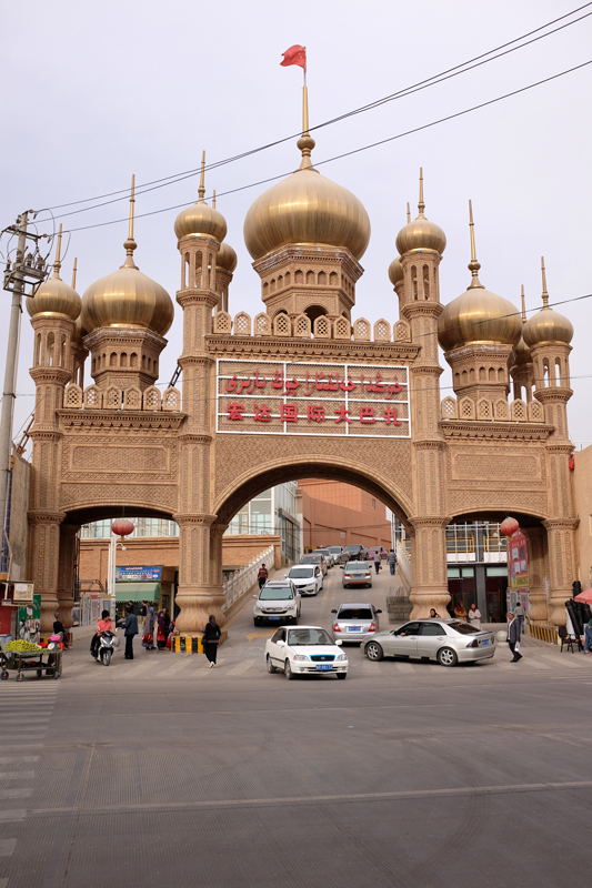  Επιβλητική είσοδος στην τεράστια αγορά της Χόταν.