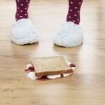 Να το φάω ή να μη το φάω; Όταν το φαγητό πέσει στο πάτωμα, μπορεί να πιάσει σχεδόν αμέσως μικρόβια