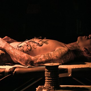 Ο Νικόλαος κρεμάει το σώμα του από τσιγκέλια και φτάνει στον εξαγνισμό