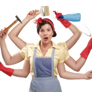 Η γυναίκα γίνεται «λιγότερο νοικοκυρά», μειώνοντας την ψαλίδα μεταξύ των δύο φύλων στις ώρες του νοικοκυριού