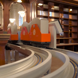 Η Δημόσια Βιβλιοθήκη της Νέας Υόρκης μας άφησε άφωνους με το τρένο για βιβλία που τα «σπάει»