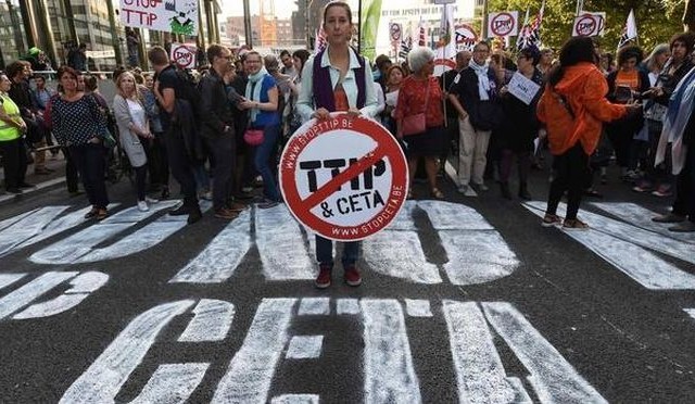 ΕΕ: Διχασμένη η Ευρώπη απέναντι στις συμφωνίες ελευθέρου εμπορίου με της ΗΠΑ και τον Καναδά