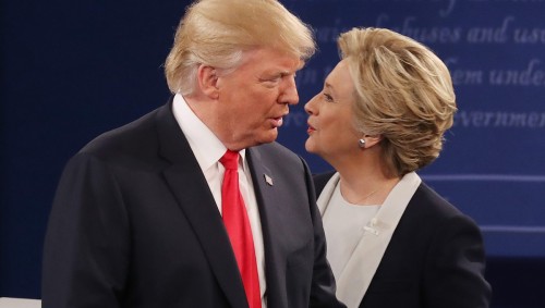 ΗΠΑ: Ανέβηκαν οι τόνοι στο δεύτερο debate μεταξύ Κλίντον και Τραμπ
