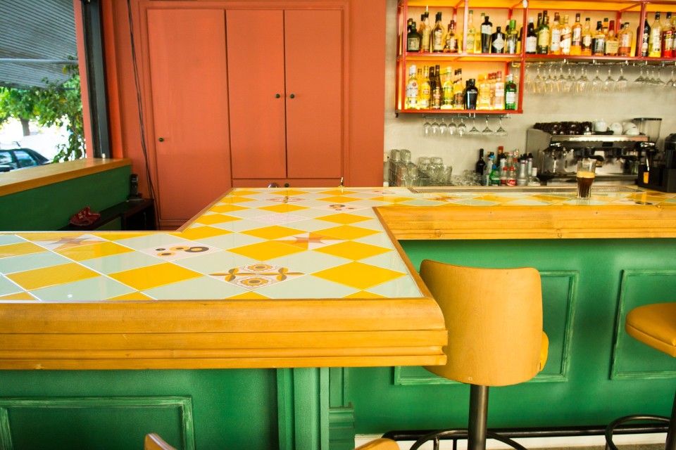 A cafe-bar in Pagkrati called 'Magic Bus'. The decoration is mostly based on vintage culture of the 60s, 70s and 80s Athens 2016 / Ένα καφε-μπαρ στο Παγκράτι που λέγεται 'Magic Bus'. Η διακόσμηση στηρίζεται στην vintage κουλτούρα των δεκαετιών 60-80 Αθήνα 2016