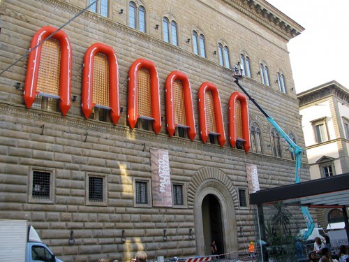 Το Palazzo Strozzi «ντύνεται» με σωστικές λέμβους