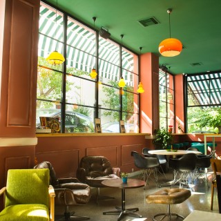 Το Μagic Bus κάνει τέρμα στο Παγκράτι και σερβίρει κοκτέιλ με marshmallows