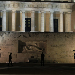 Ο 25χρονος έριξε τη μολότοφ στο Μνημείο του Αγνώστου Στρατιώτη γιατί «έχει ψυχολογικά προβλήματα και είναι άνεργος»