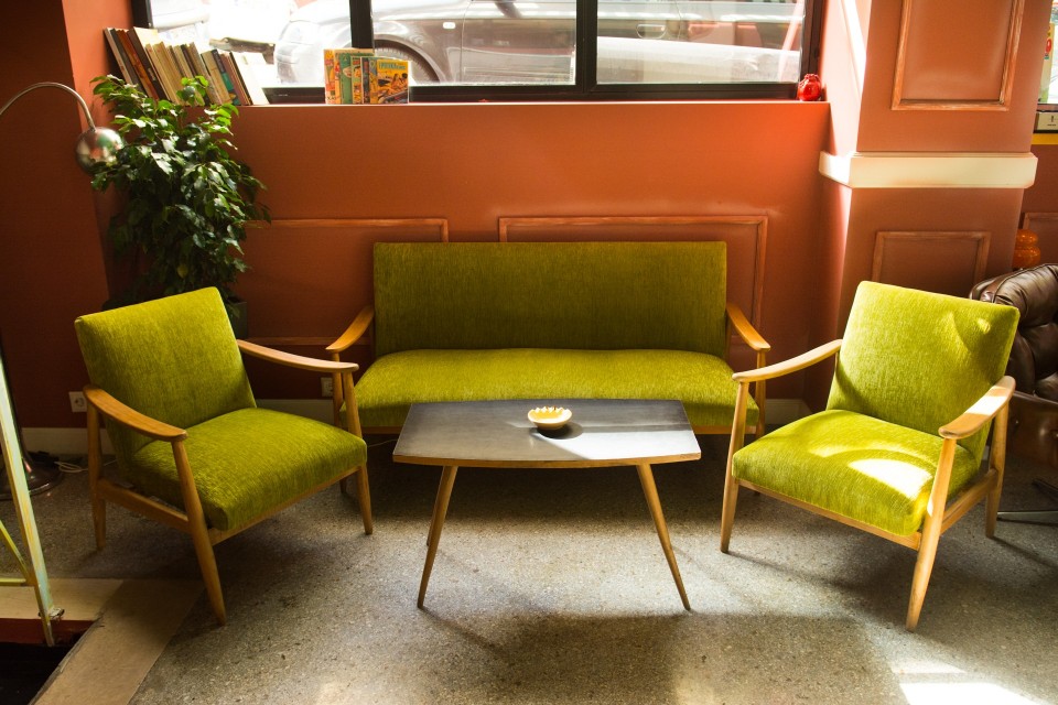 A cafe-bar in Pagkrati called 'Magic Bus'. The decoration is mostly based on vintage culture of the 60s, 70s and 80s Athens 2016 / Ένα καφε-μπαρ στο Παγκράτι που λέγεται 'Magic Bus'. Η διακόσμηση στηρίζεται στην vintage κουλτούρα των δεκαετιών 60-80 Αθήνα 2016