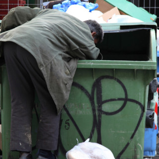 Eurostat: Πάνω από 1 στους 3 Έλληνες σε συνθήκες φτώχειας