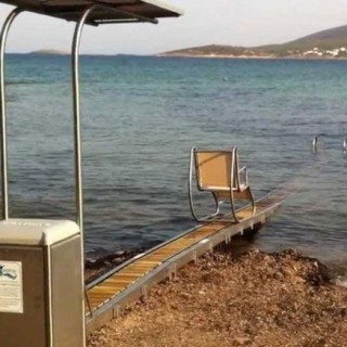 Η Περιφέρεια Αττικής στοχεύει σε δύο παραλίες καθολικά προσβάσιμες στους ανθρώπους με αναπηρίες