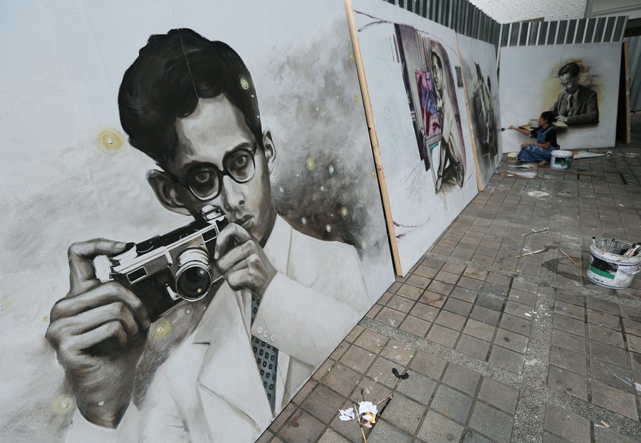 epa05588378 A Thai art student paints a portrait of late Thai King Bhumibol Adulyadej as part of the country's mourning at Silpakorn University in Bangkok, Thailand, 17 October 2016. King Bhumibol, the world's longest reigning monarch died at the age of 88 in Siriraj hospital on 13 October 2016.  EPA/NARONG SANGNAK