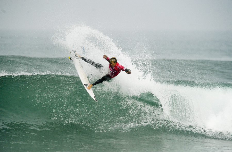 epa05595666 Hawaiian surfer Sebastian Zietz in action during the third round of the Moche Rip Curl Pro Portugal surfing event as part of the World Surf League (WSL) Championship Tour at Supertubos Beach in Peniche, Portugal, 21 October 2016.  EPA/CARLOS BARROSO