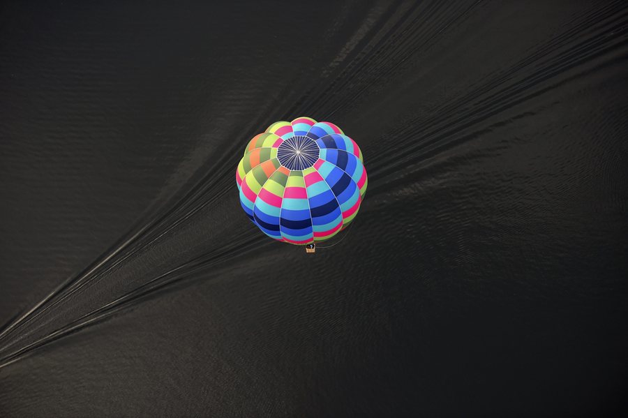 epa05600608 YEARENDER 2016 MARCH A hot air balloon flies over Lake Burley Griffin during the Canberra Balloon Festival, in Canberra, Australia, 14 March 2016. This year marks the 30th anniversary of the festival.  EPA/LUKAS COCH AUSTRALIA AND NEW ZEALAND OUT