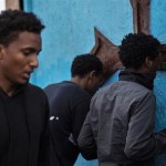 Πρόσφυγες προσεύχονται σε αυτοσχέδιο ναό στη «Ζούγκλα» πριν από την κατεδάφισή του