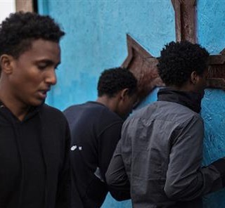 Πρόσφυγες προσεύχονται σε αυτοσχέδιο ναό στη «Ζούγκλα» πριν από την κατεδάφισή του