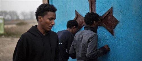 Πρόσφυγες προσεύχονται σε αυτοσχέδιο ναό στη «Ζούγκλα» πριν από την κατεδάφισή του